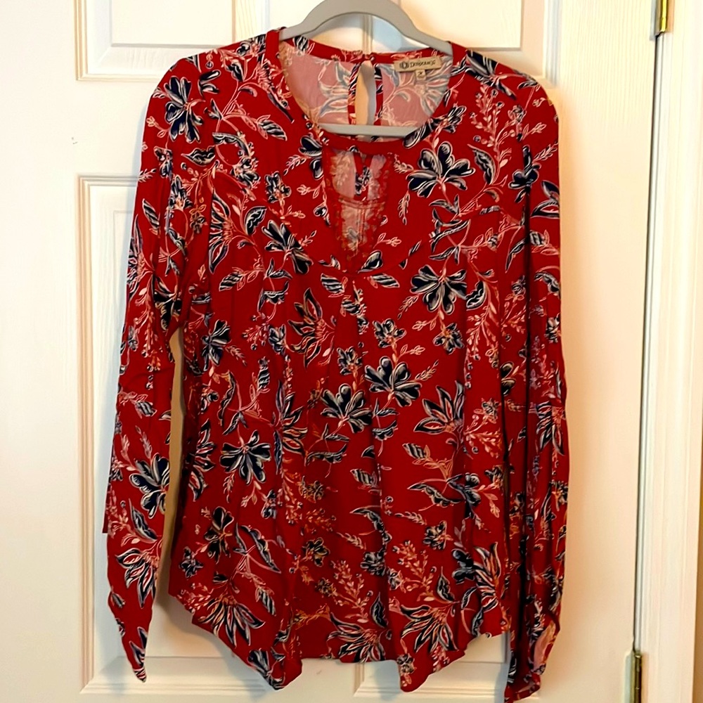 Keyhole on front with lace detail, bell sleeves